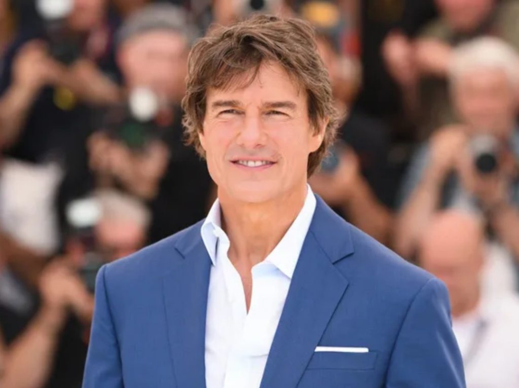 Tom Cruise enamora al hacer la pose de Gyaru para los fanáticos en Seúl