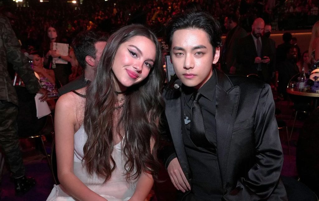 V de BTS habla sobre la tensión que tuvo con Olivia Rodrigo en los GRAMMYs