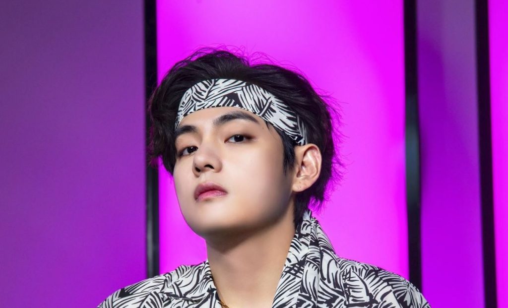 V de BTS posa sin camisa tras camerinos mostrando su tonificado cuerpo