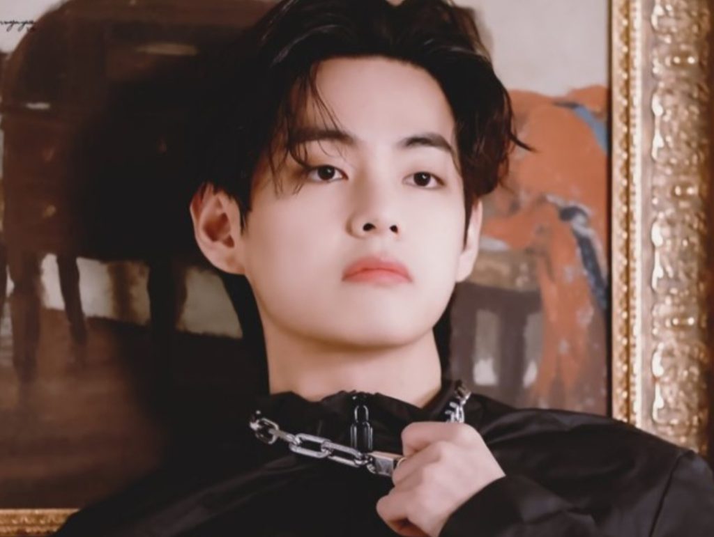 V de BTS responde a los fanáticos que enloquecieron con su foto sin camisa