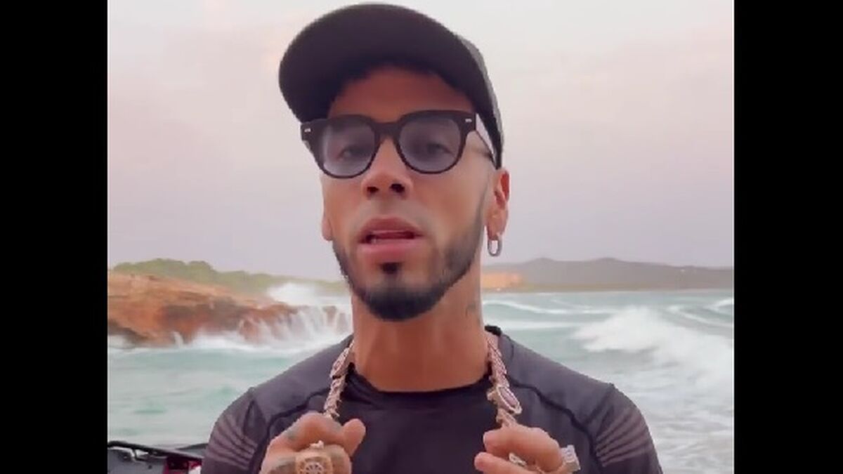 Anuel AA es atacado por un fanático en pleno concierto (VÍDEO)