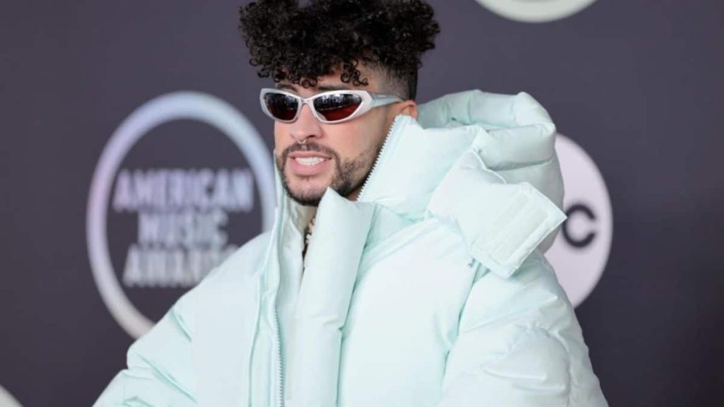 Bad Bunny muestra su bulto en vivo y enloquece a sus fans (VÍDEO)