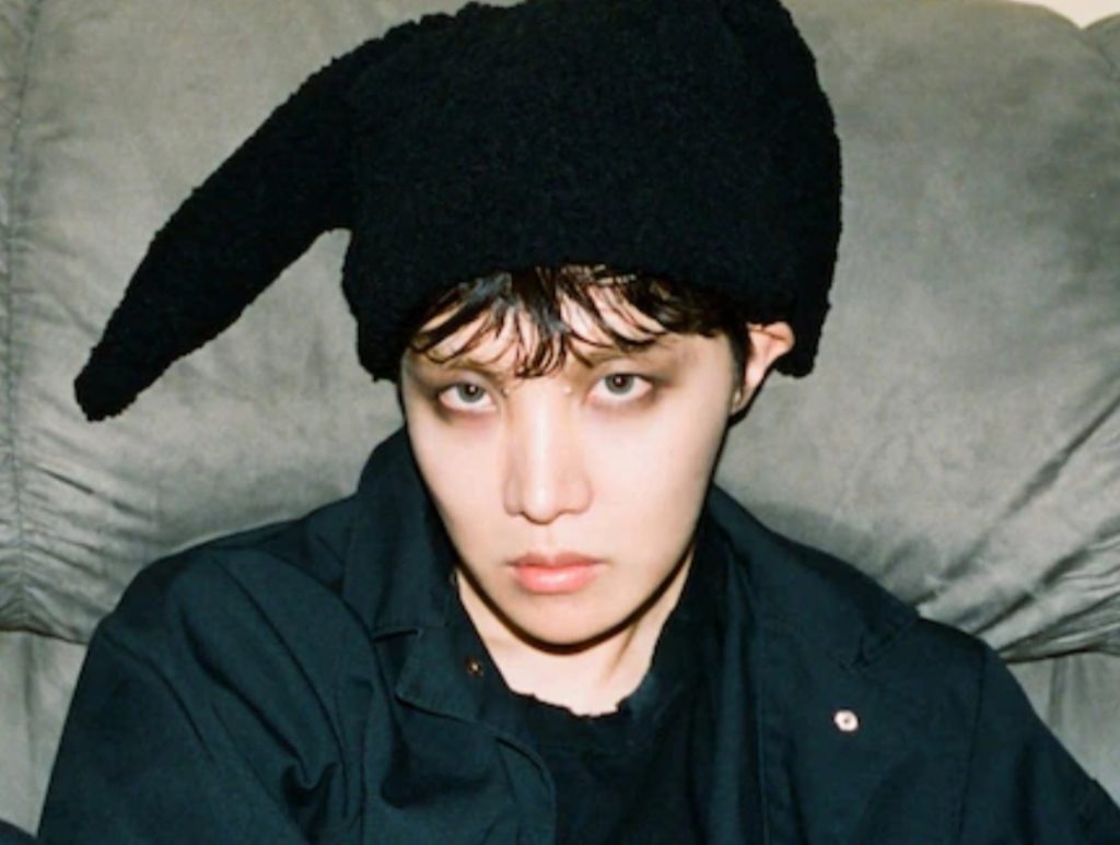 J-Hope logra su primer éxito en solitario en la lista de Billboard con “MORE”