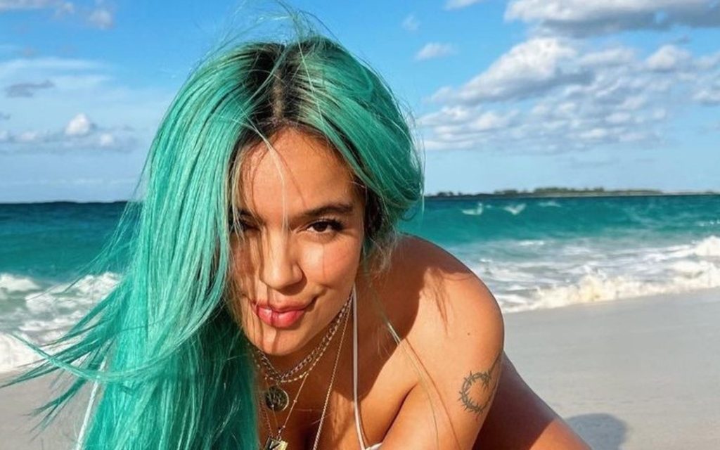 Karol G disfruta sus vacaciones con atrevidas fotos que encienden las redes