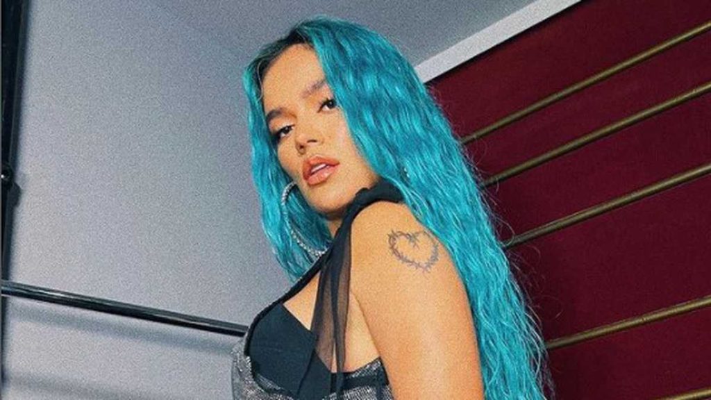 Karol G muestra el makinon sin pena alguna