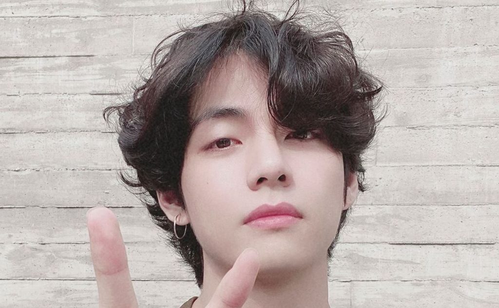 V de BTS aumenta la temperatura al grabarse bañándose con el Wooga Squad