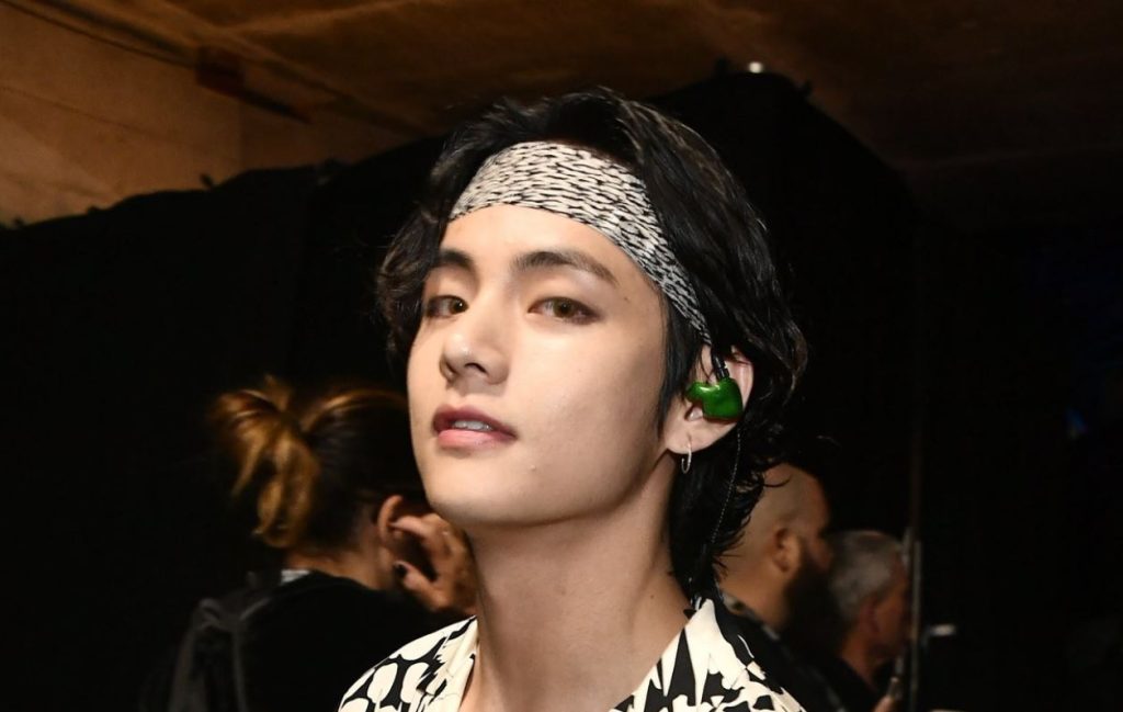 V de BTS encanta a sus amigos con su extrema hermosura incluso recién despierto