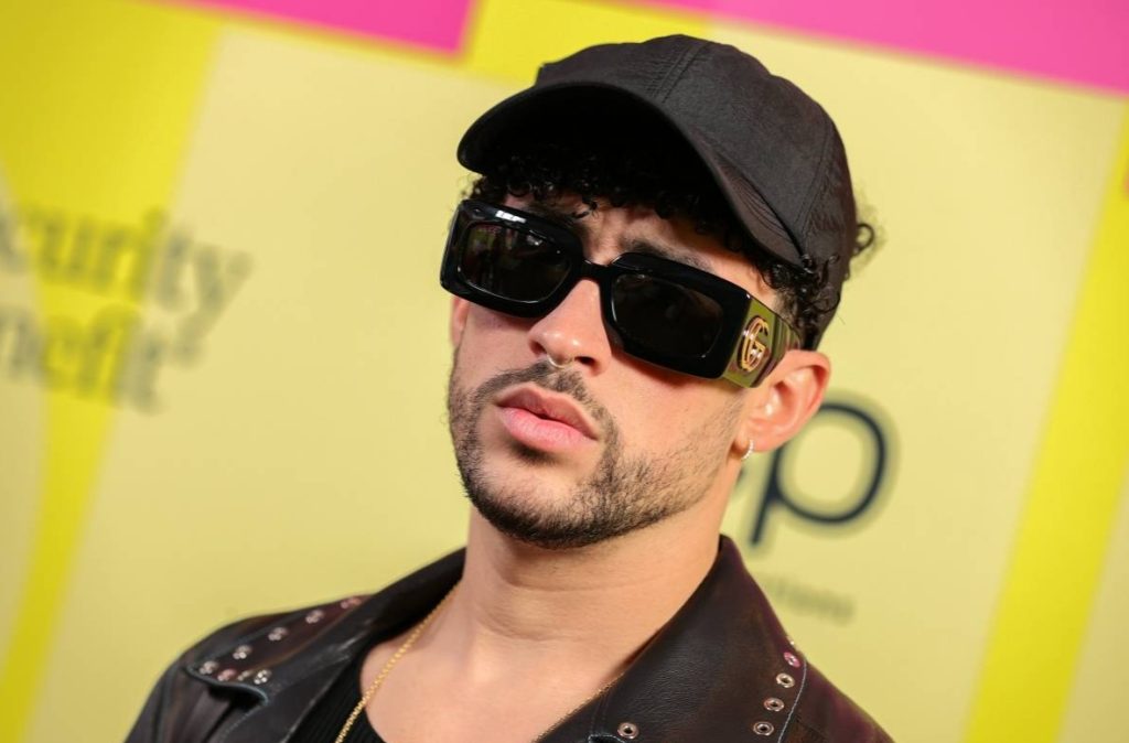 Bad Bunny se besa con un hombre en los premios VMAS y enciende las redes