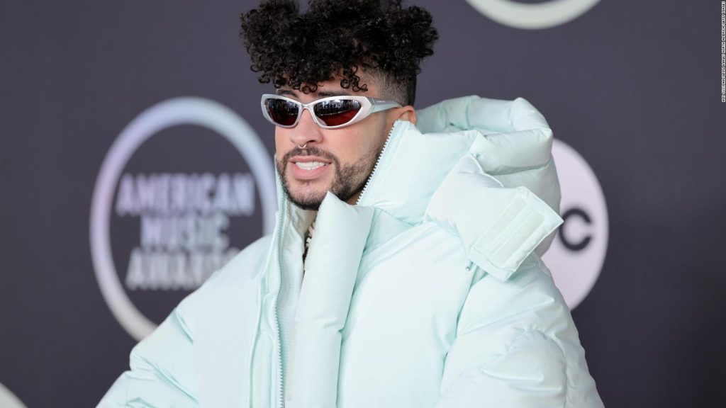 Bad Bunny tira groseramente el teléfono de un fan en pleno concierto y recibe duras criticas (VÍDEO)