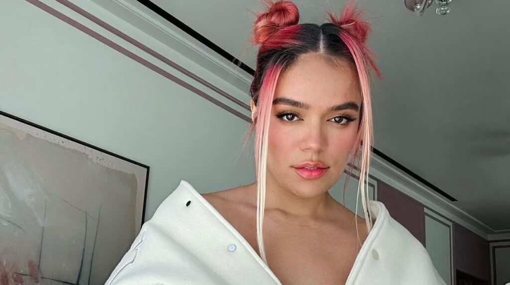 Karol G mostró las chichis en el restaurante de Bad Bunny y desató la polémica