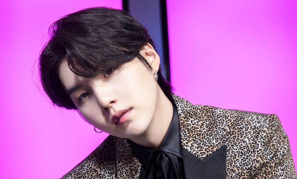 Suga de BTS enloquece al retar a los fans a descubrir la ubicación de su nuevo tatuaje