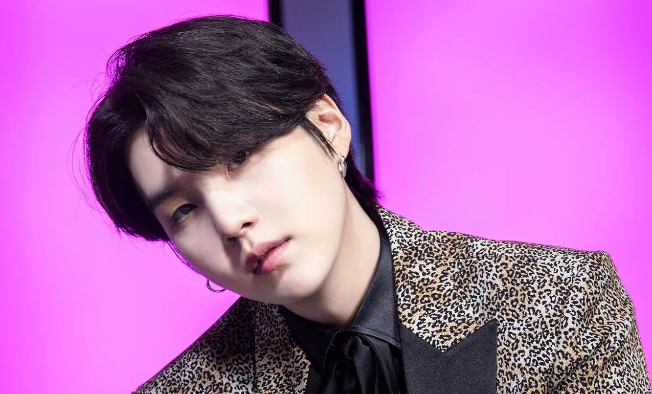 Suga de BTS enloquece al retar a los fans a descubrir la ubicación de su nuevo tatuaje