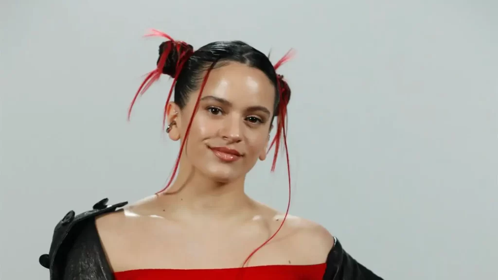 Tachan a Rosalía de homofóbica por negarse a agarrar bandera LGBT en pleno concierto (VIDEO)