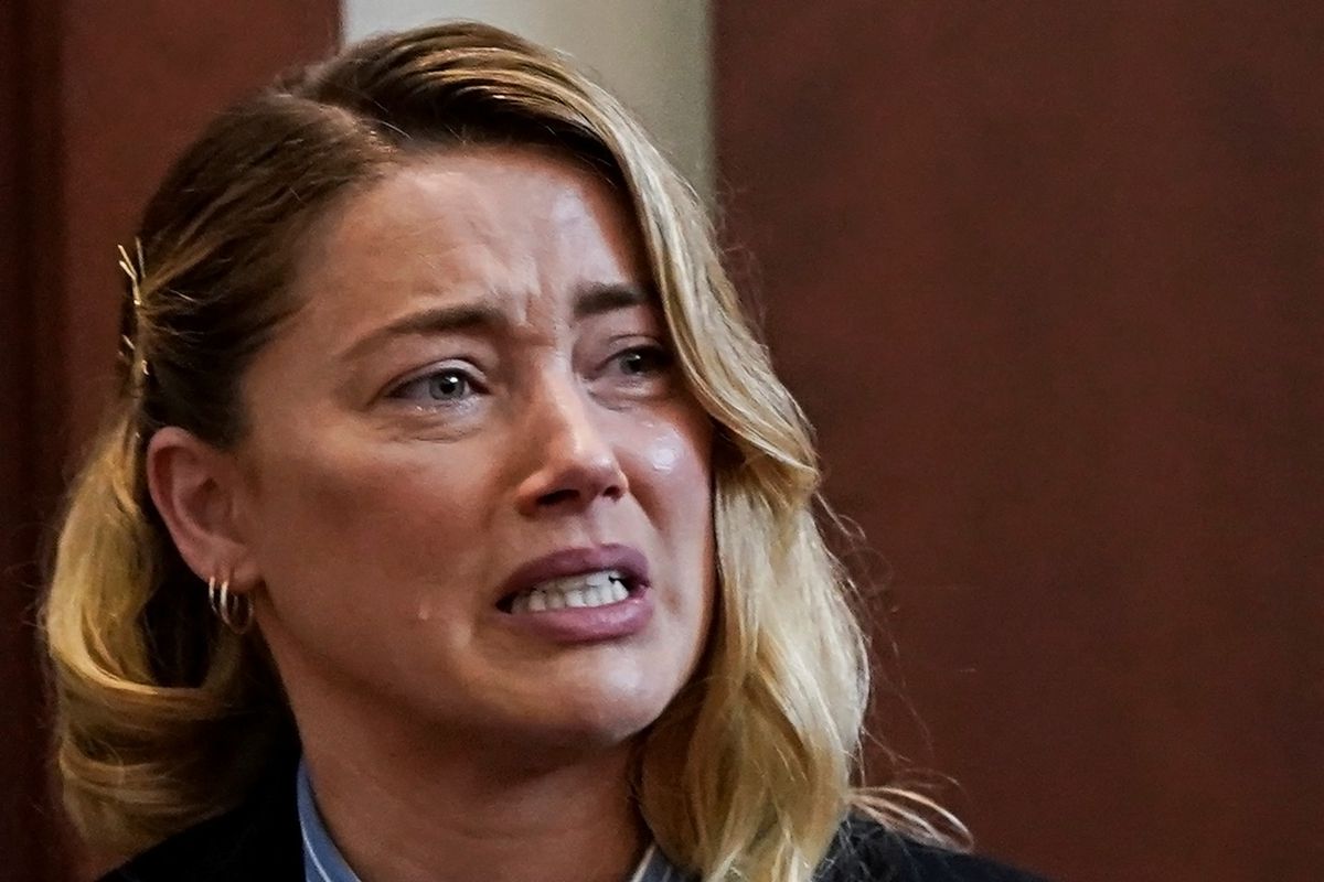 Amiga cercana a Amber Heard confiesa que la actriz está "destruida y devastada emocionalmente"