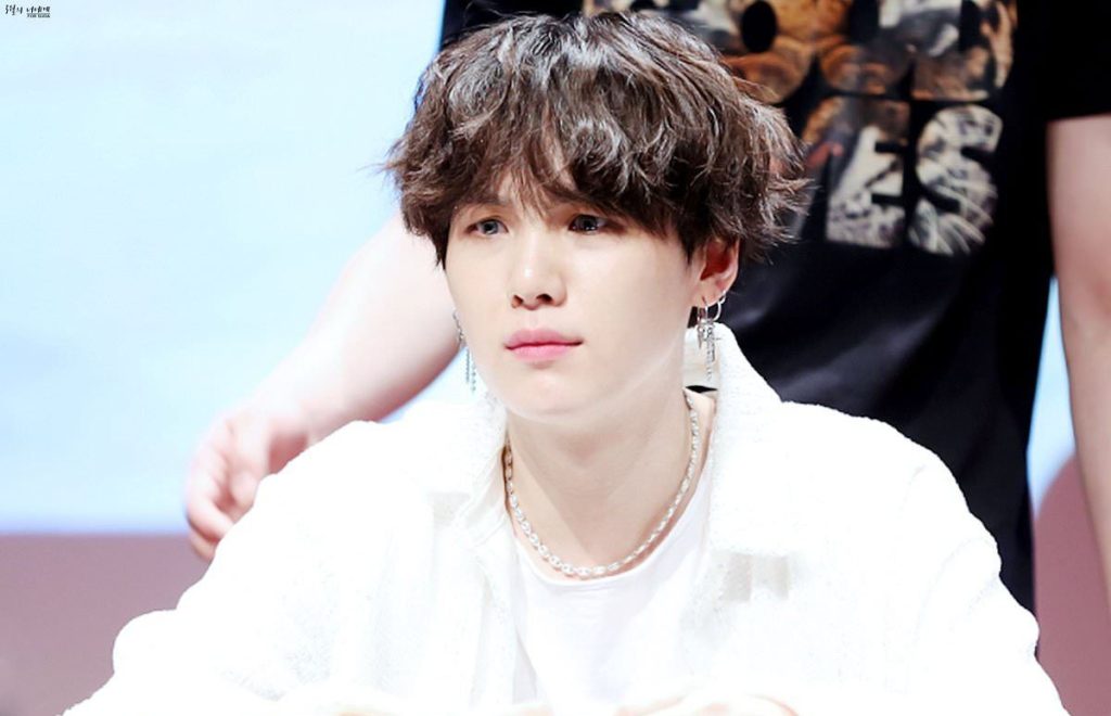 BTS: Así se escucha la voz en español de Suga, te sorprenderá