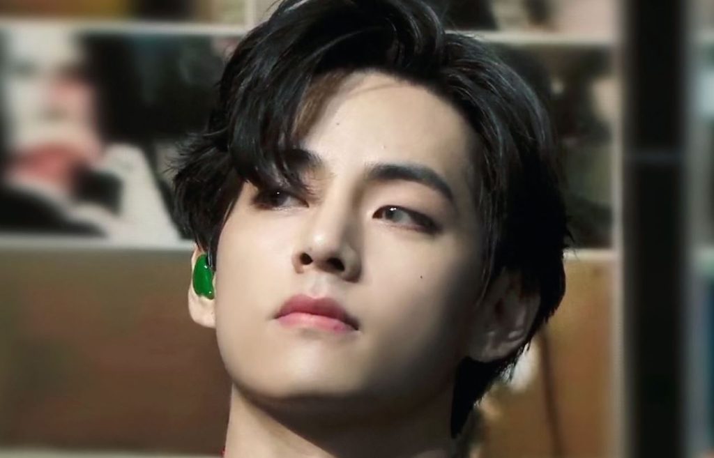 El intenso coqueteo de V de BTS con un reportero en plena calle