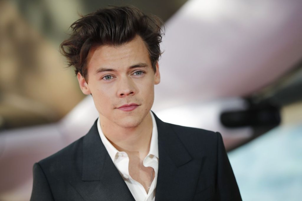 Harry Styles se besa con un hombre en frente de su novia Olivia Wilde (FOTO)