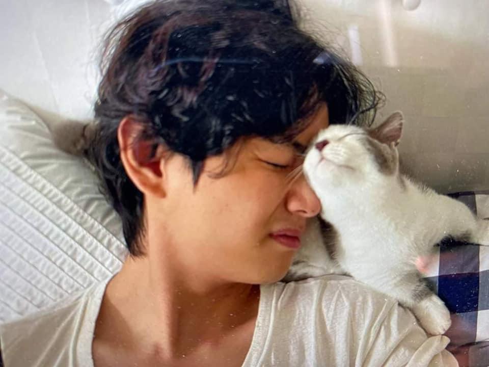 Salen a la luz NUEVAS fotos de Taehyung y Jennie en la misma cama