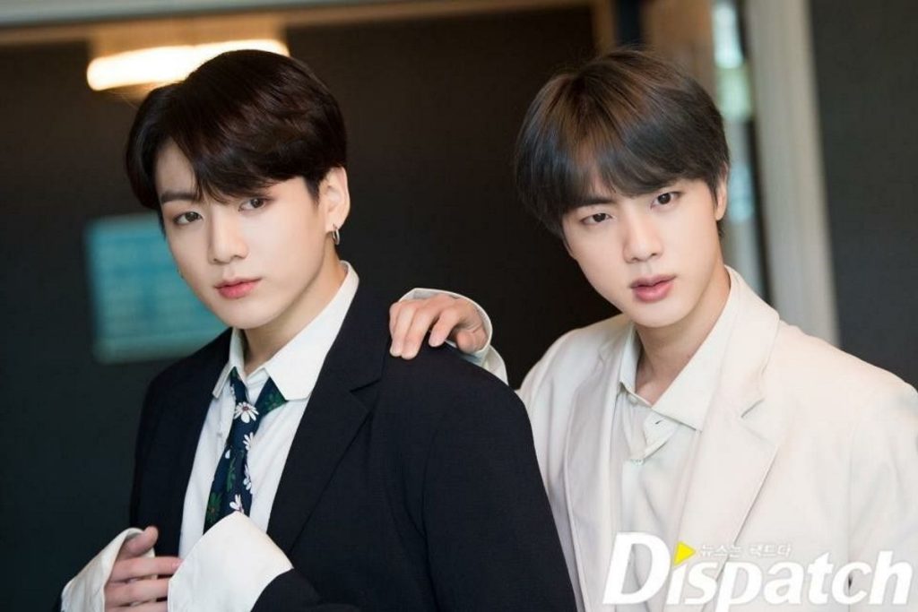 Jin de BTS aparece borracho en live de cumpleaños de Jungkook y sorprende con regalo