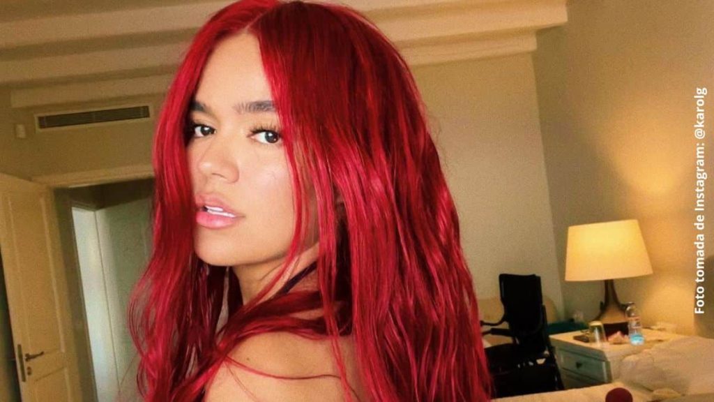 Karol G paraliza las redes con un candente traje de baño