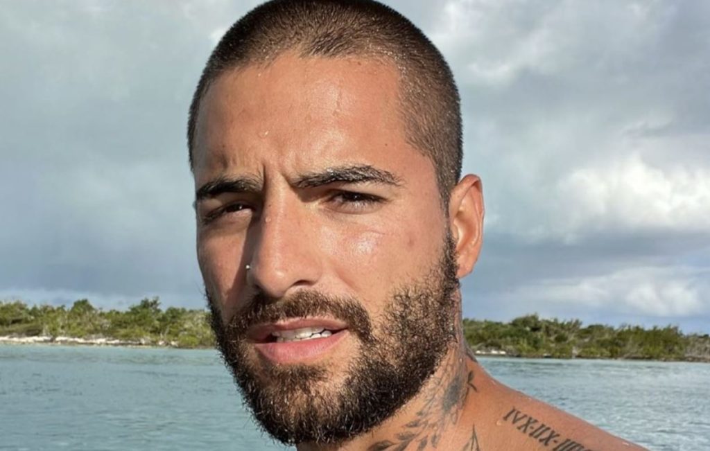 Maluma aparece conectado a aparatos médicos tras someterse a cirugía