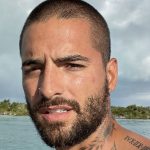 Maluma aparece conectado a aparatos médicos tras someterse a cirugía