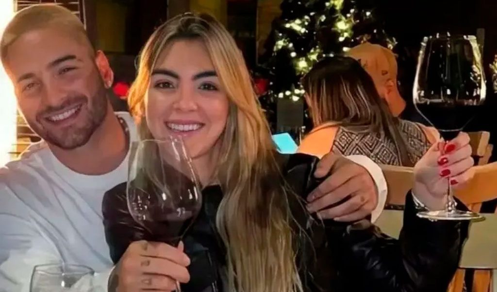 Maluma besa apasionadamente a su novia en concierto