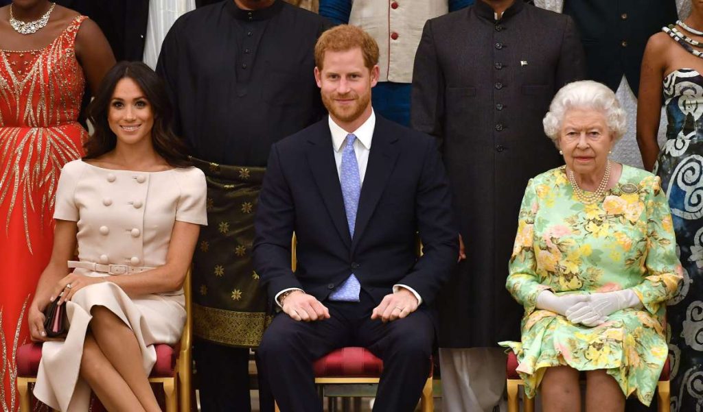 Meghan Markle hizo enojar a la Reina Isabel por tratar mal al personal de la familia real