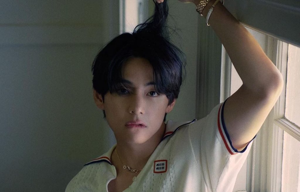 V de BTS al parecer se hizo un tatuaje en su parte íntima