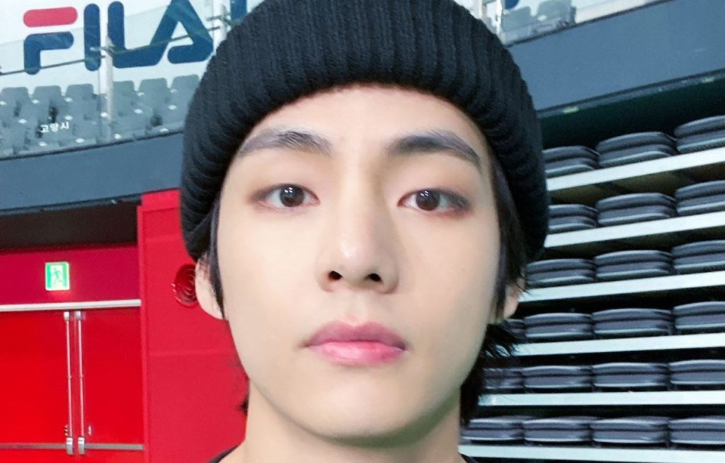 V de BTS pasa vergonzoso momento y su reacción es completamente hilarante