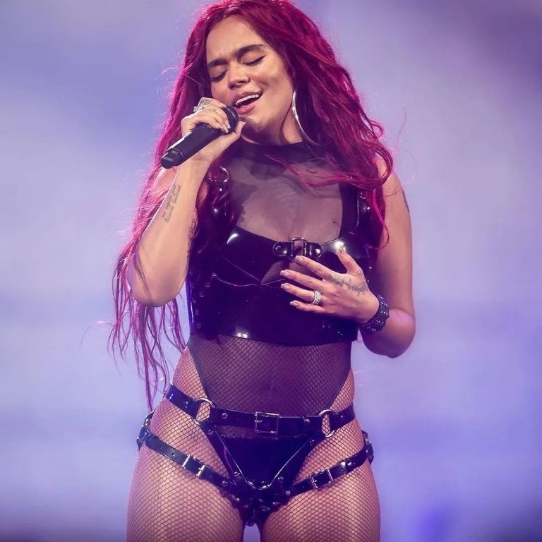 Karol G muestra su figura al natural y deslumbra las redes