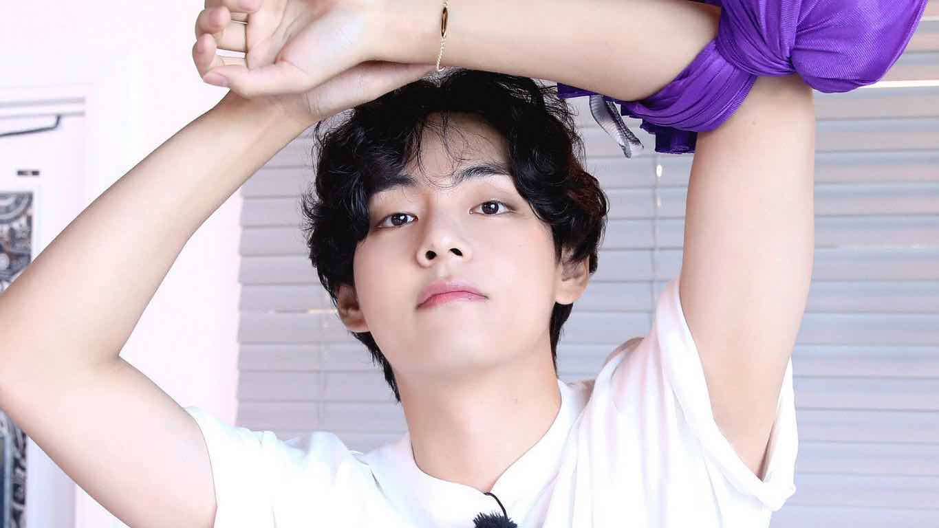 Taehyung de BTS se enamoró de su guapo profesor de Yoga