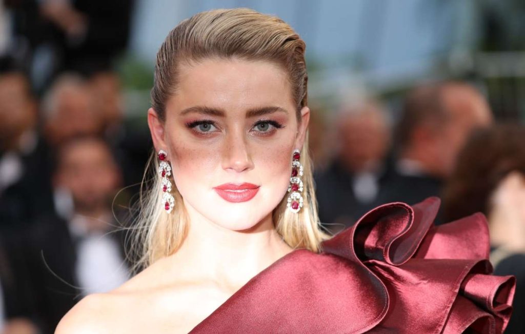 Amber Heard aparece en público con su nueva pareja por primera vez (FOTOS)
