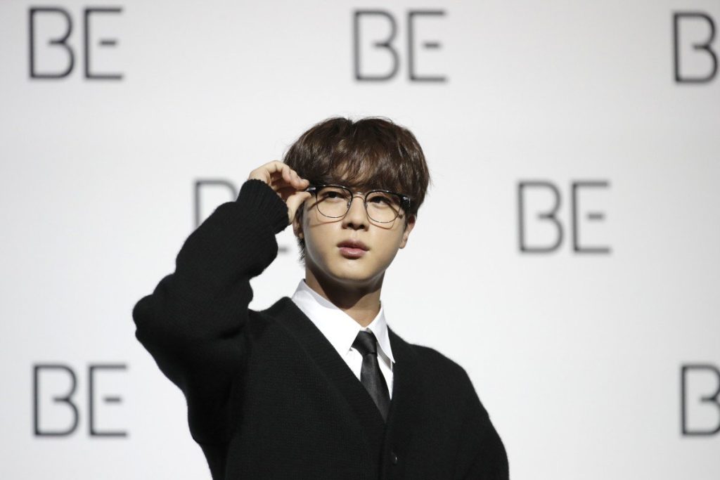 Jin de BTS responde a los celos del ARMY tras agarrar de la mano a una chica