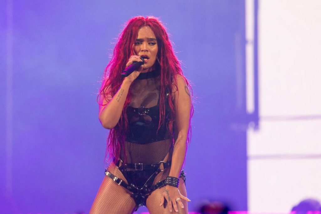 Karol G elevó la temperatura desde la cama y lo mostró TODO