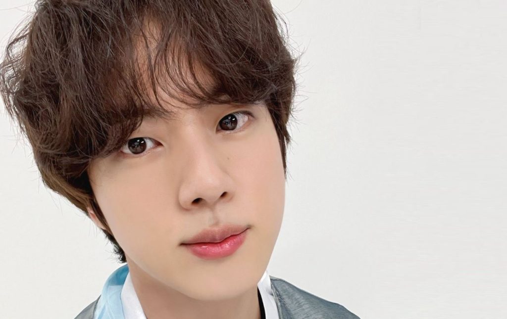 La épica respuesta de Jin de BTS a criticas por tocar la mano de una mujer