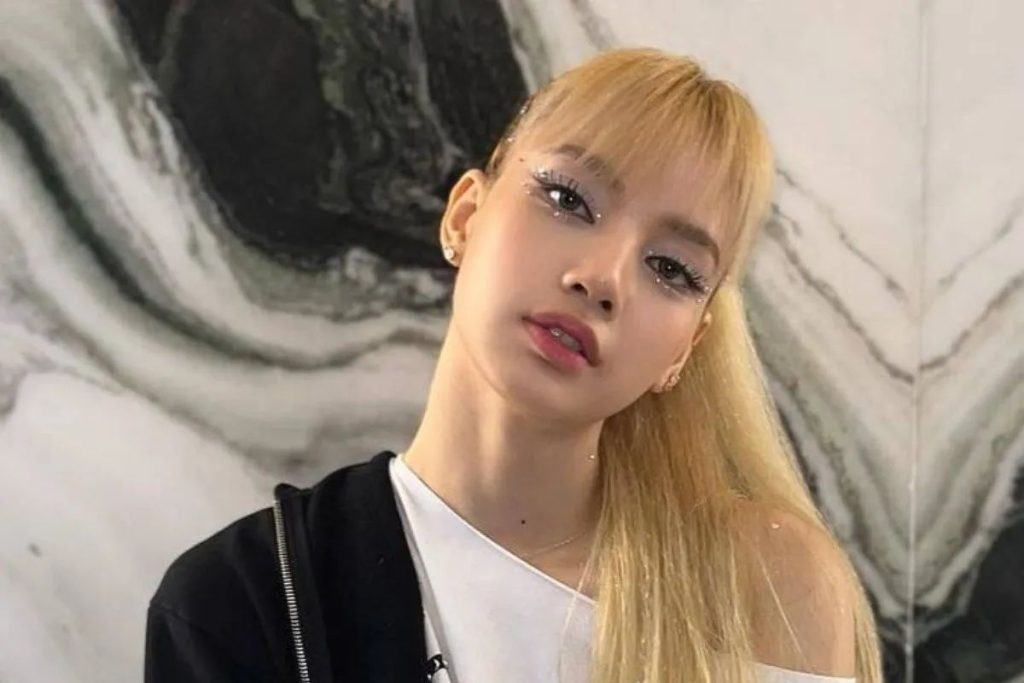 Lisa de BLACKPINK pierde una pieza de su vestuario en el escenario