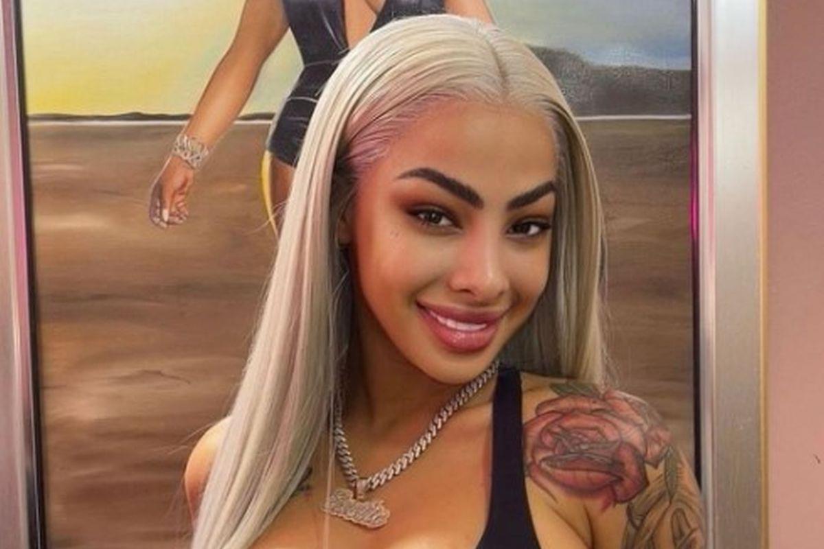 Yailin se aleja de Anuel y enseña toda su figura al natural en un Mercedes Benz