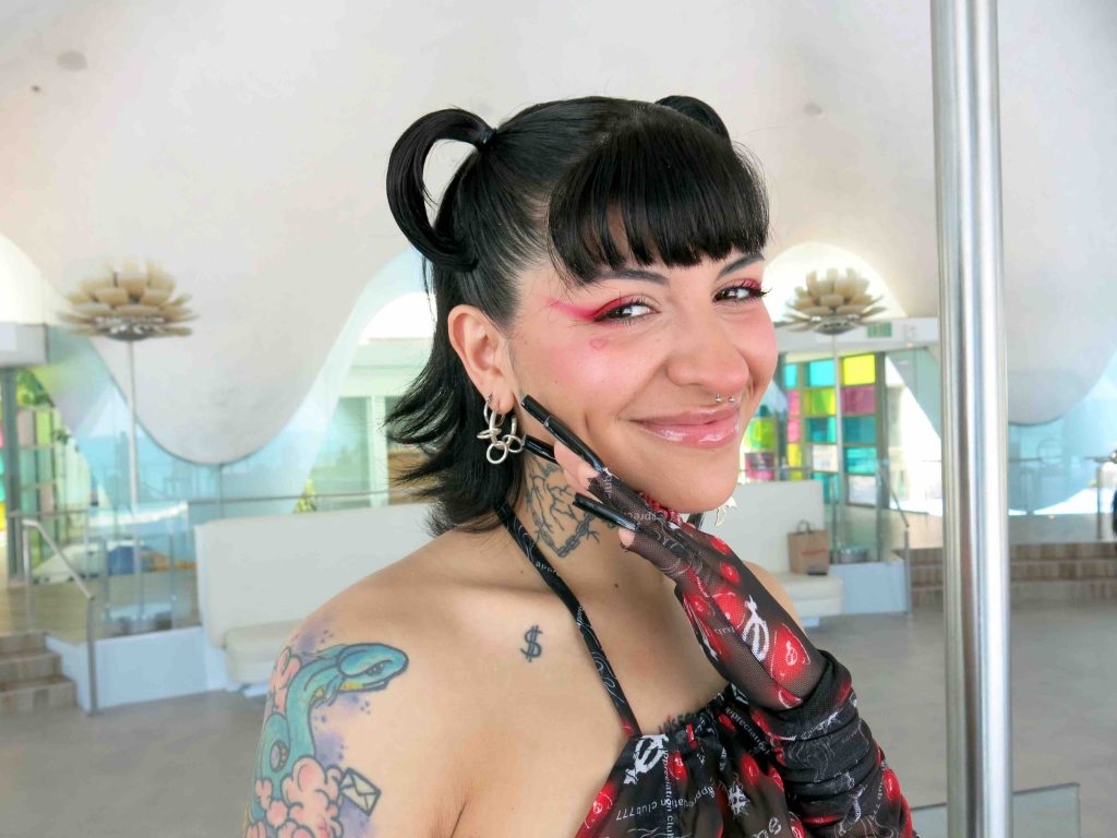 Novia de Christian Nodal impacta tras cambio, fans aseguran que Cazzu se desfiguró el rostro