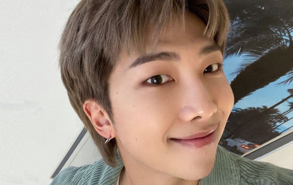 RM de BTS publica foto sin nada de ropa como agradecimiento a sus fans