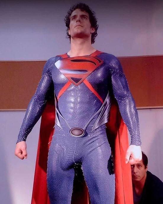 A picture of Henry Cavill wearing a suit showing his gigantic bulge has leaked