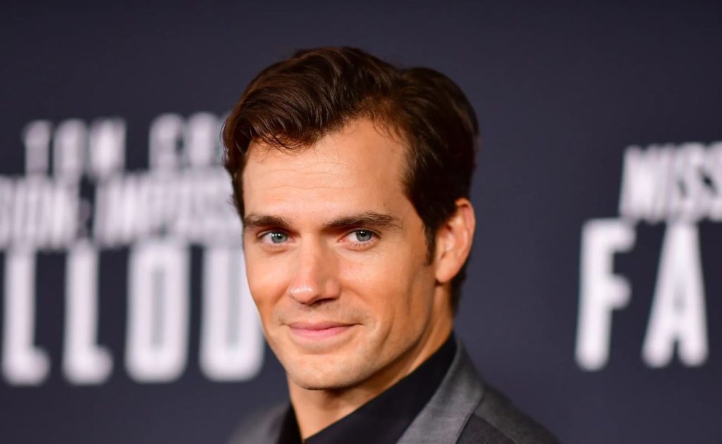 Se filtran fotos privadas de Henry Cavill poniéndose su traje de Superman