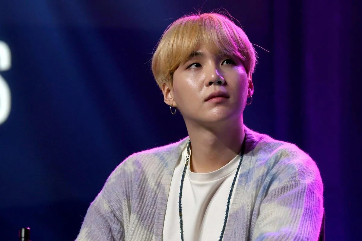 VÍDEO: Suga de BTS besó en la mejilla a una chica en frente del ARMY