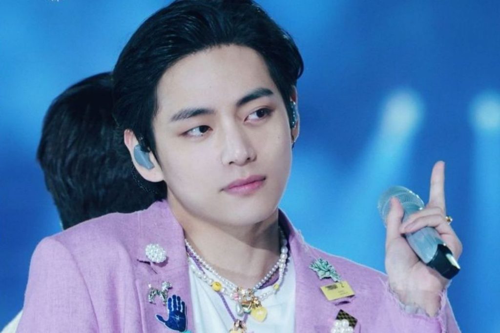 V de BTS comparte momento especial con una fan gracias su cartel