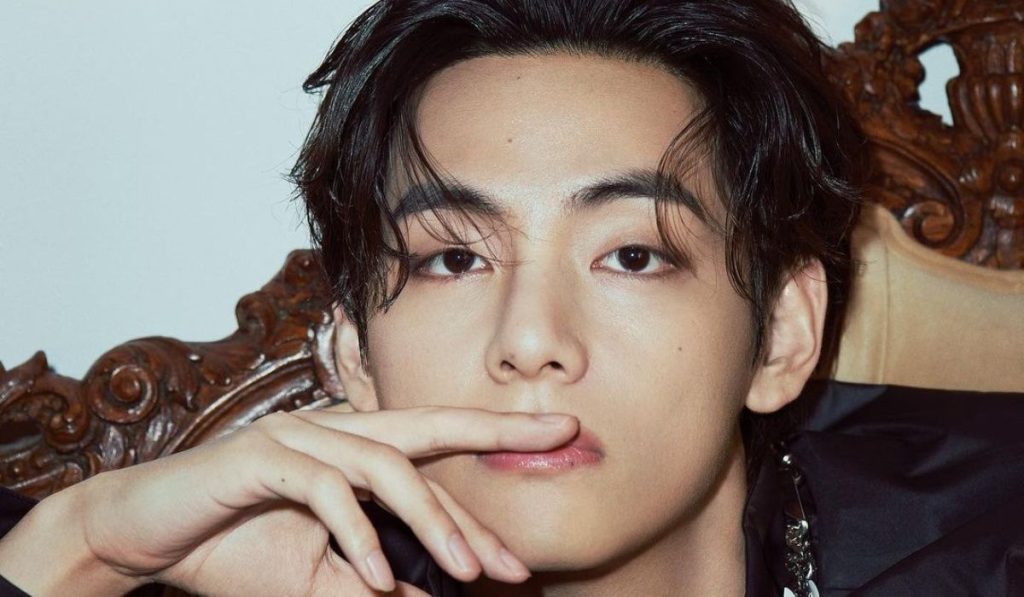 V de BTS se roba todas las miradas en los Fact Music Awards 2022