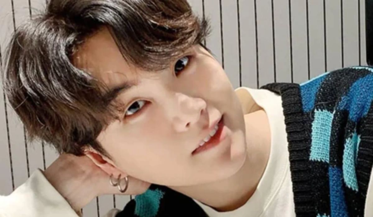 VIDEO: Suga de BTS muestra como besa