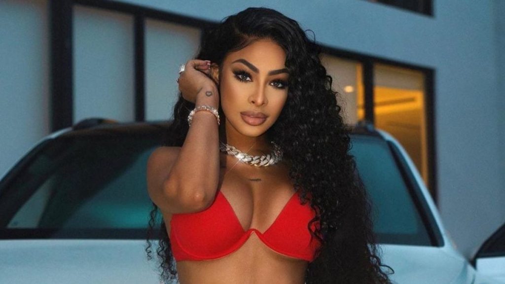 Yailin se aleja de Anuel y enseña toda su figura al natural en un Mercedes Benz