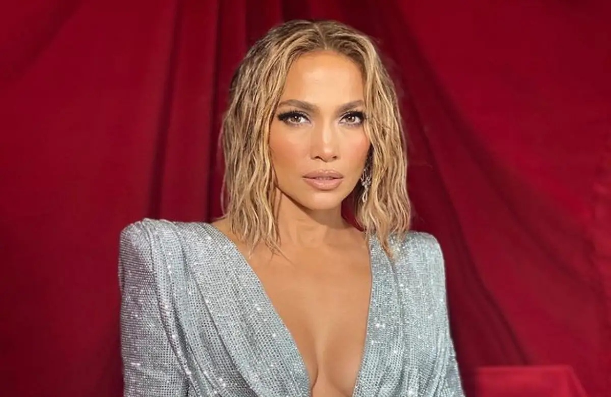 Desde su cama, Jennifer López sube la temperatura y lo muestra TODO