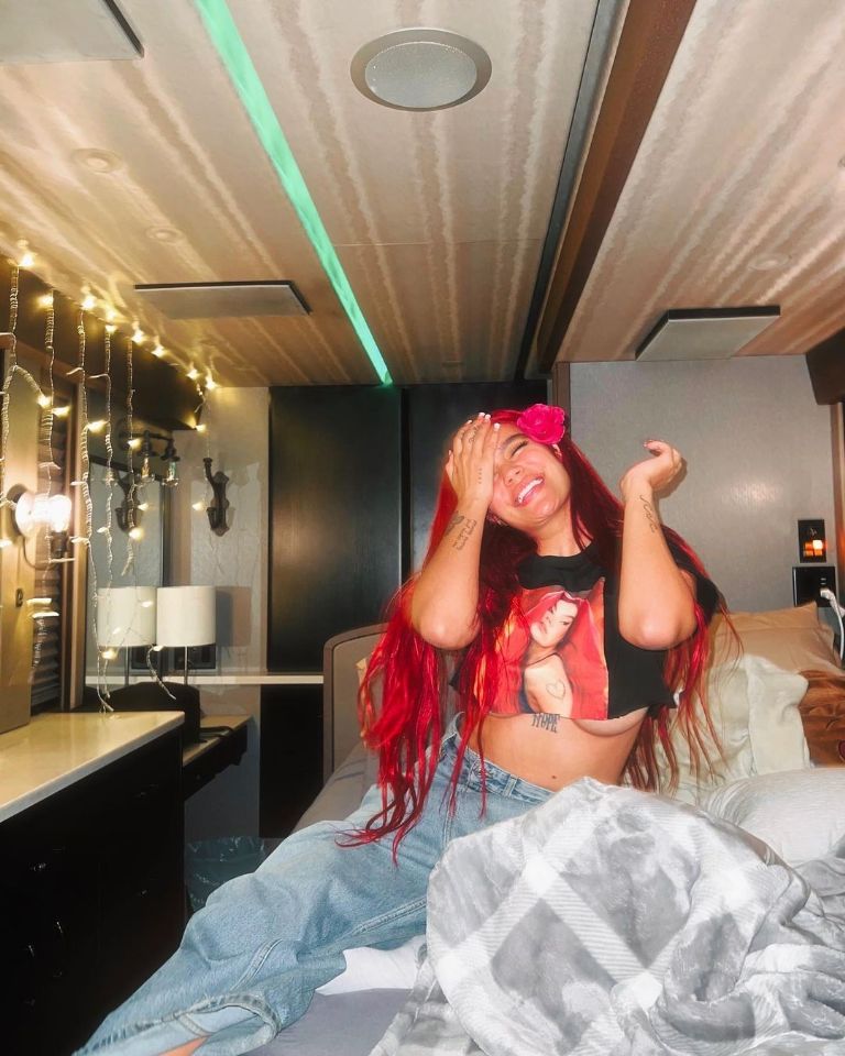 Karol G elevó la temperatura desde la cama y lo mostró TODO