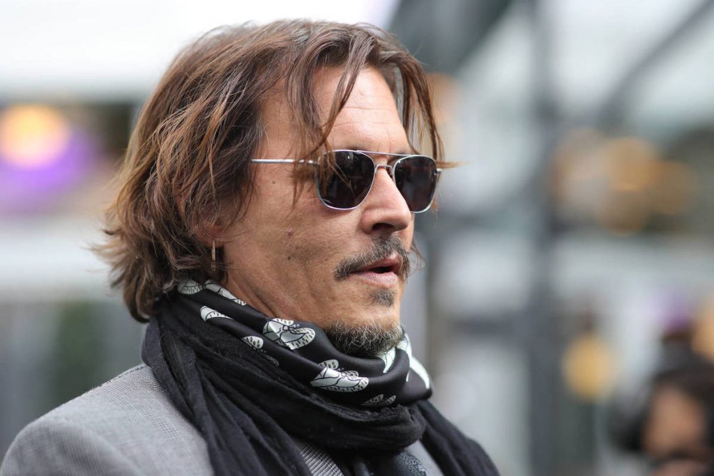 Acusan a Johnny Depp de burlarse del Rey Carlos III y la familia real